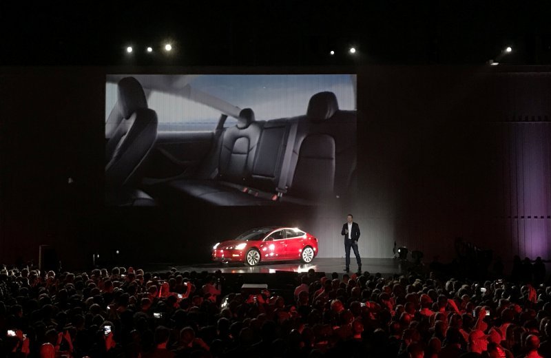 Tesla Model 3 bugün trafiğe çıkıyor