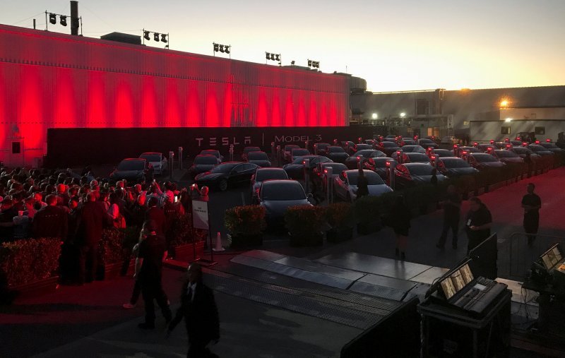 Tesla Model 3 bugün trafiğe çıkıyor