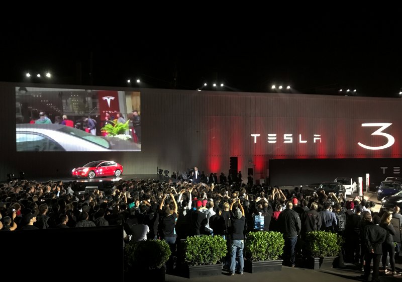 Tesla Model 3 bugün trafiğe çıkıyor