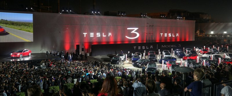 Tesla Model 3 bugün trafiğe çıkıyor