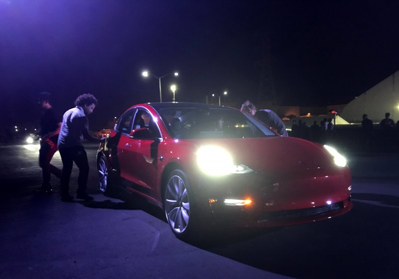 Tesla Model 3 bugün trafiğe çıkıyor