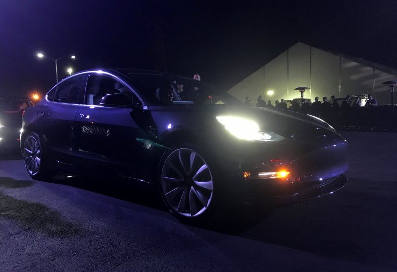 Tesla Model 3 bugün trafiğe çıkıyor