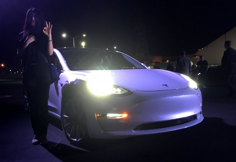 Tesla Model 3 bugün trafiğe çıkıyor