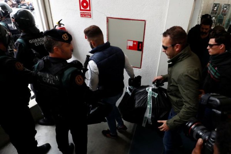 İspanyol polisi Barselona'da şiddet uygulamaya başladı