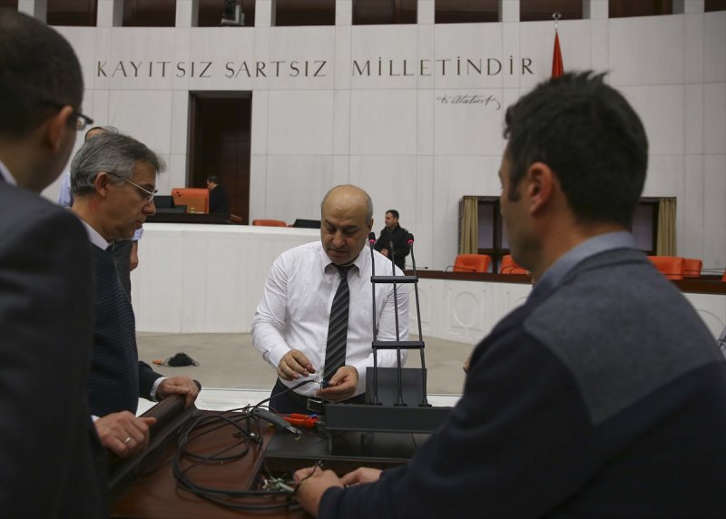 Meclis'te zarar gören kürsü tamir edildi