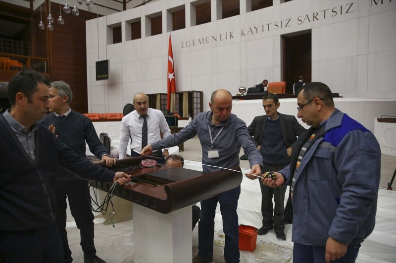 Meclis'te zarar gören kürsü tamir edildi