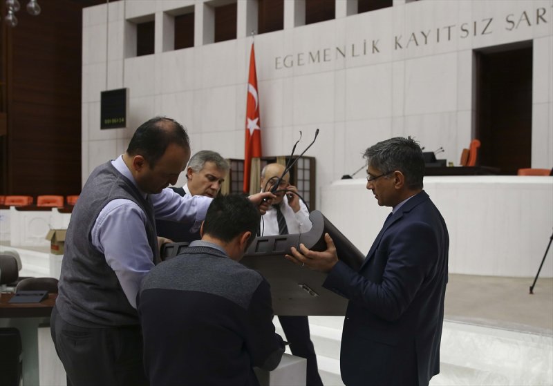 Meclis'te zarar gören kürsü tamir edildi