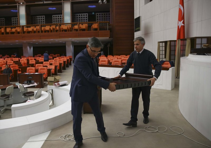 Meclis'te zarar gören kürsü tamir edildi