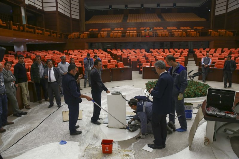 Meclis'te zarar gören kürsü tamir edildi