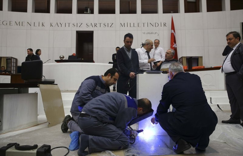 Meclis'te zarar gören kürsü tamir edildi