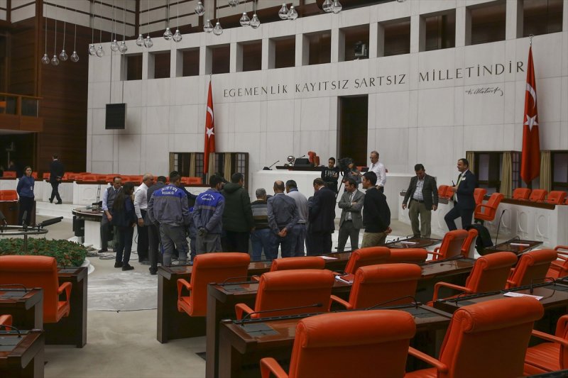 Meclis'te zarar gören kürsü tamir edildi