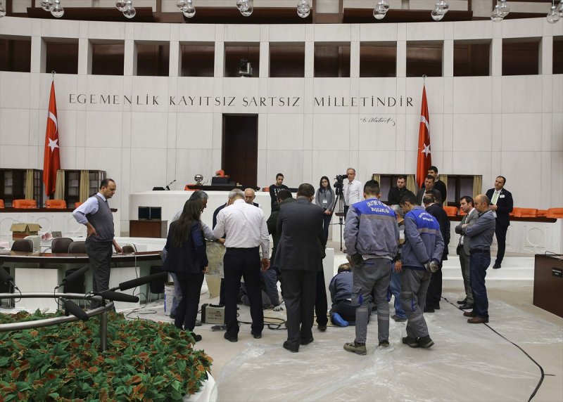 Meclis'te zarar gören kürsü tamir edildi