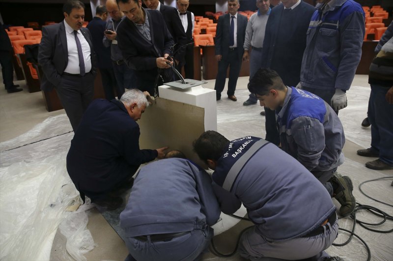 Meclis'te zarar gören kürsü tamir edildi