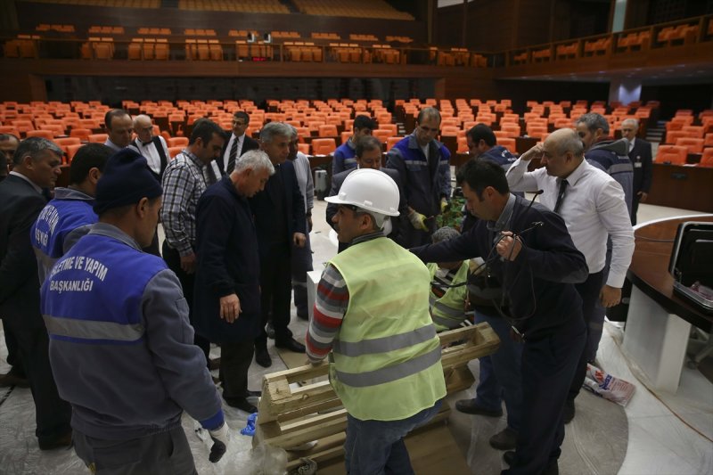 Meclis'te zarar gören kürsü tamir edildi