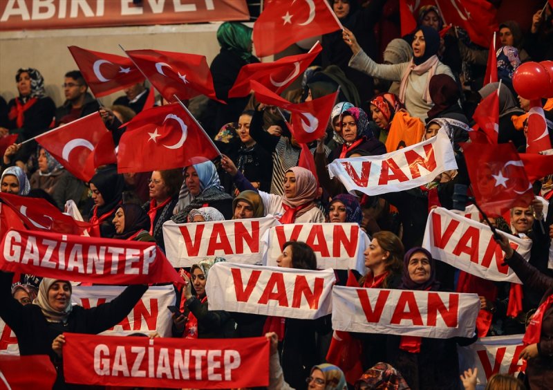 Ak Parti'nin referandum çalışmaları bugün başlıyor