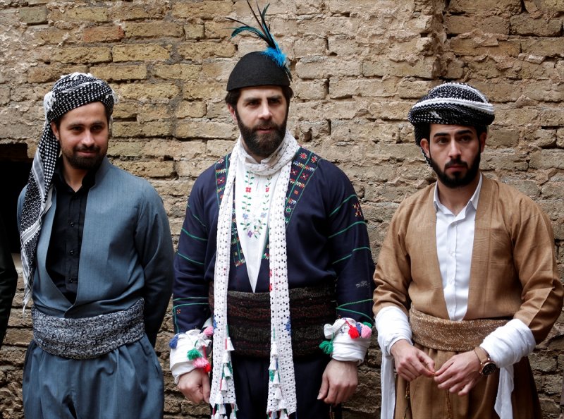 Иракцы. Иракцы мужчины. Иракцы внешность. Ближневосточный стиль в одежде мужской.