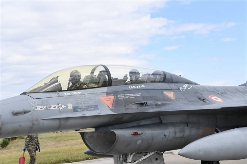 Hulusi Akar F-16 ile uçtu 