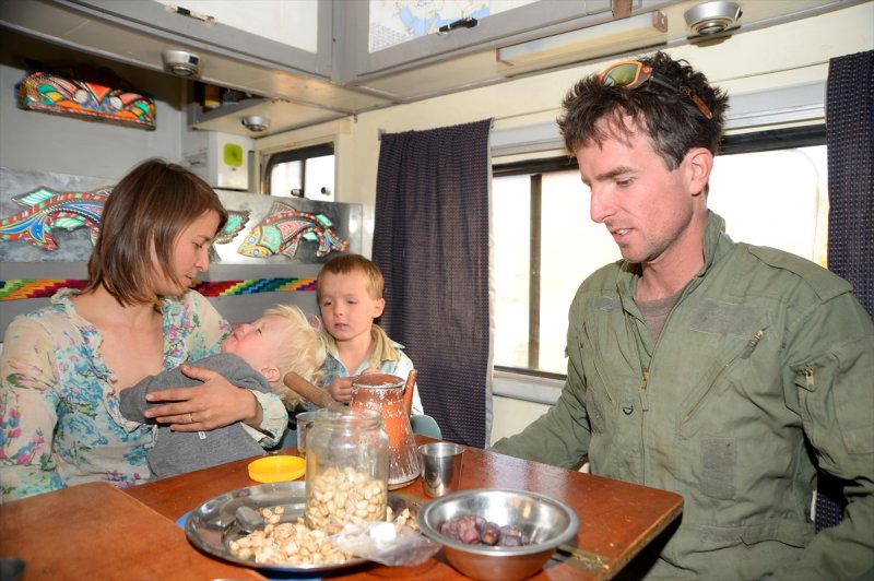 Fransız aile çocuklarıyla 18 ayda 9 ülke gezdi