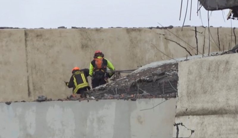 İtalya'da köprü çöktü