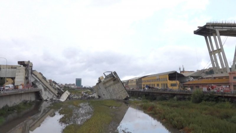İtalya'da köprü çöktü
