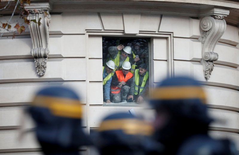 Fransa'da akaryakıt zammı protestoları sertleşiyor