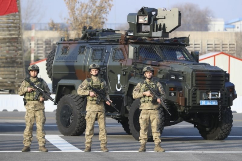 Jandarma yeni üniformasıyla görev başında