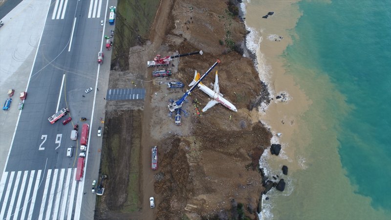 Trabzon Havalimanı'nda uçak kurtarma çalışmaları
