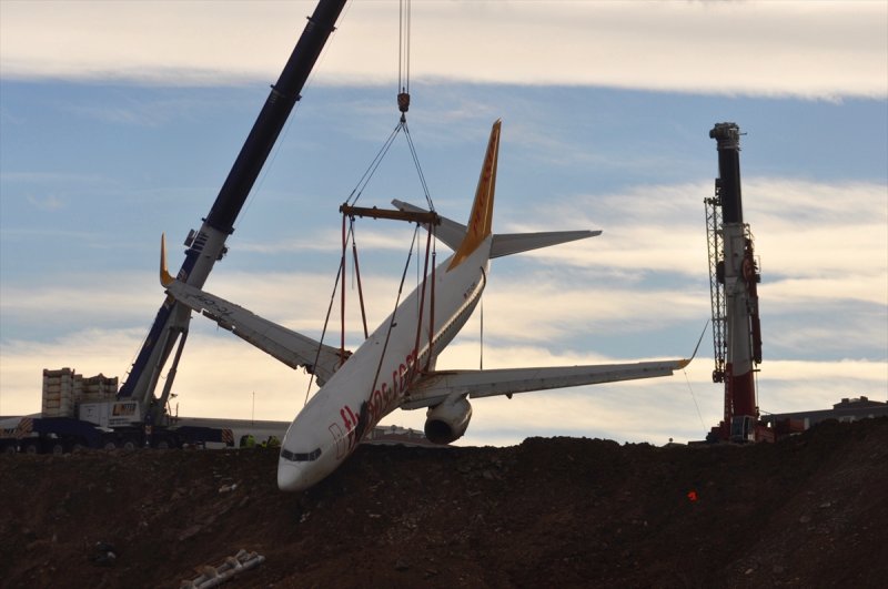 Trabzon Havalimanı'nda uçak kurtarma çalışmaları