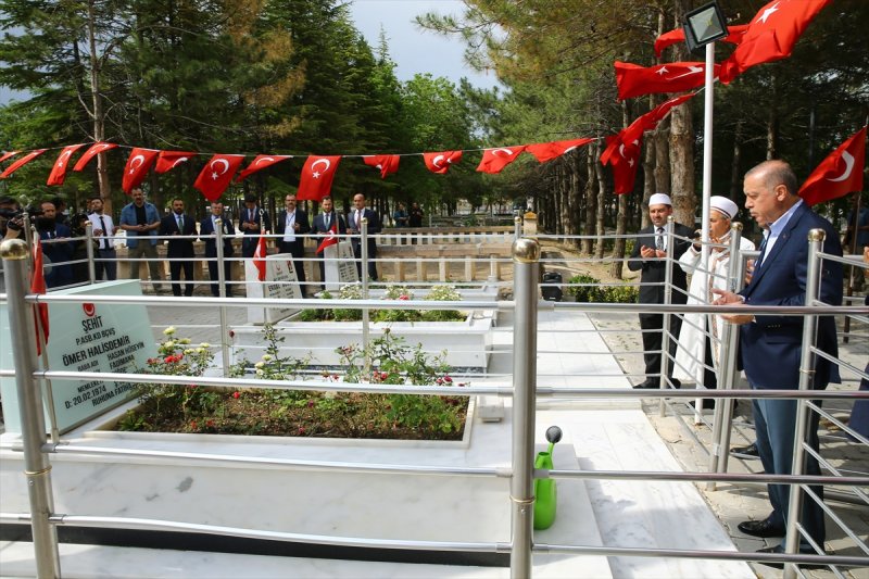 Cumhurbaşkanı,  Ömer Halisdemir'in kabrini ziyaret etti