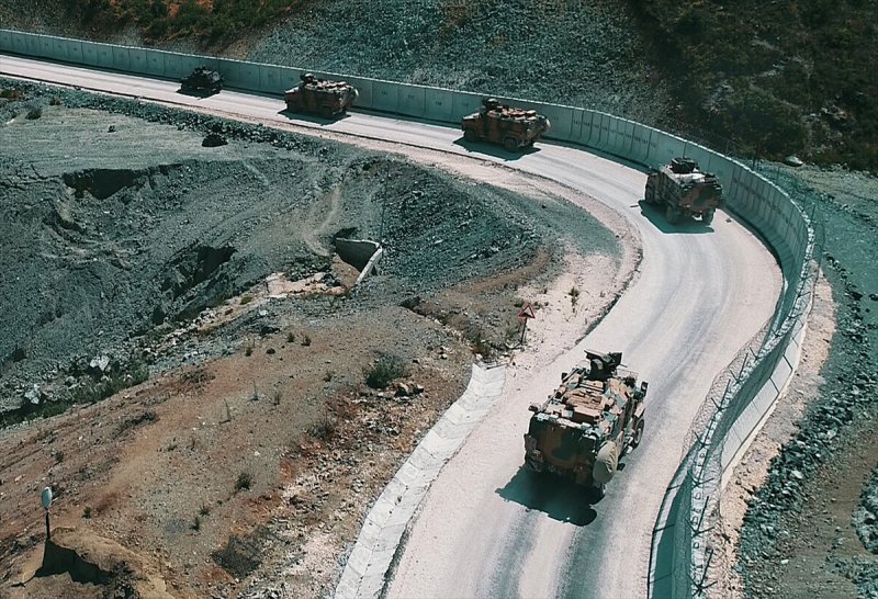 İdlib sınırına askeri sevkiyat sürüyor