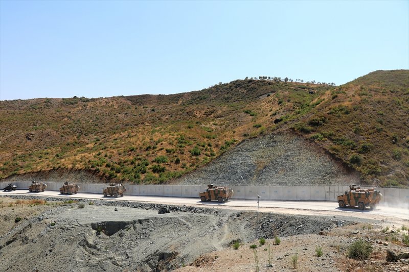 İdlib sınırına askeri sevkiyat sürüyor