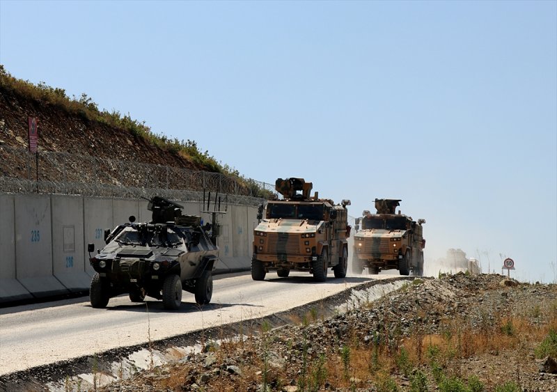 İdlib sınırına askeri sevkiyat sürüyor