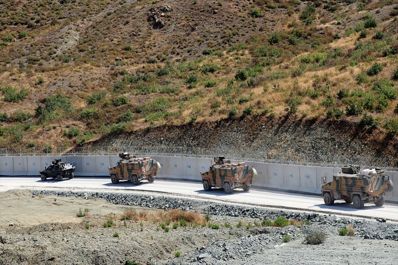 İdlib sınırına askeri sevkiyat sürüyor