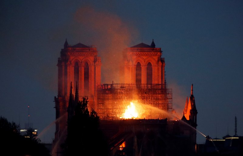 Notre Dame Katedrali'nde yangın