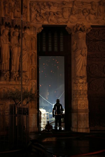Notre Dame Katedrali'nde yangın