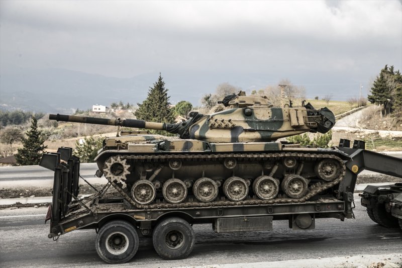 Suriye sınırına askeri sevkiyat sürüyor