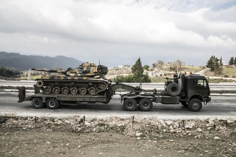 Suriye sınırına askeri sevkiyat sürüyor