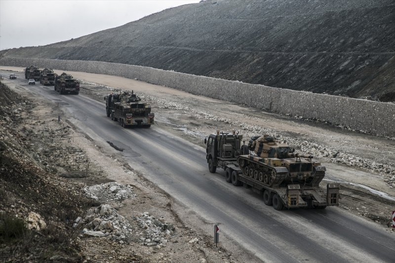 Suriye sınırına askeri sevkiyat sürüyor