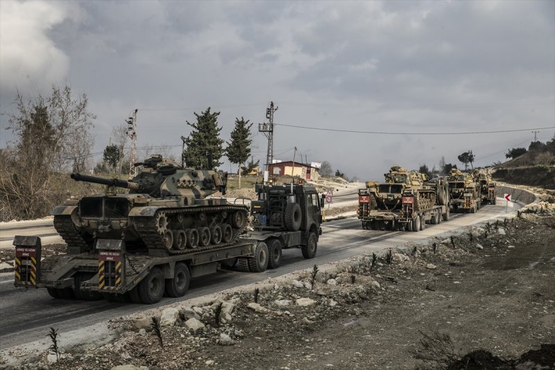 Suriye sınırına askeri sevkiyat sürüyor
