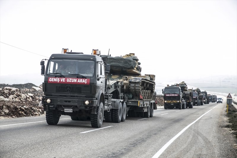 Suriye sınırına askeri sevkiyat sürüyor