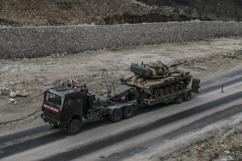 Suriye sınırına askeri sevkiyat sürüyor