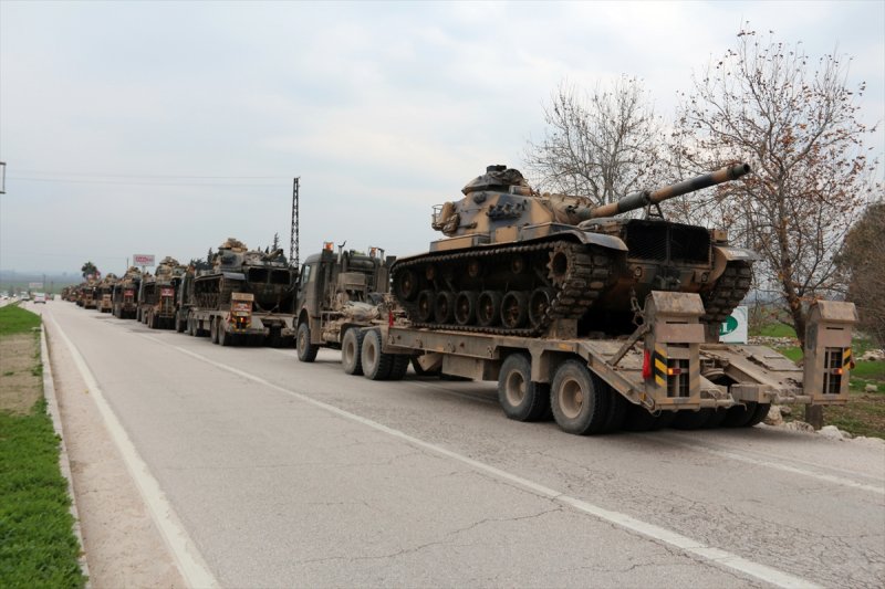 Suriye sınırına askeri sevkiyat sürüyor