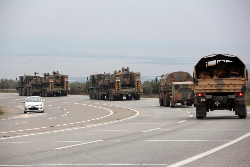 Suriye sınırına askeri sevkiyat sürüyor