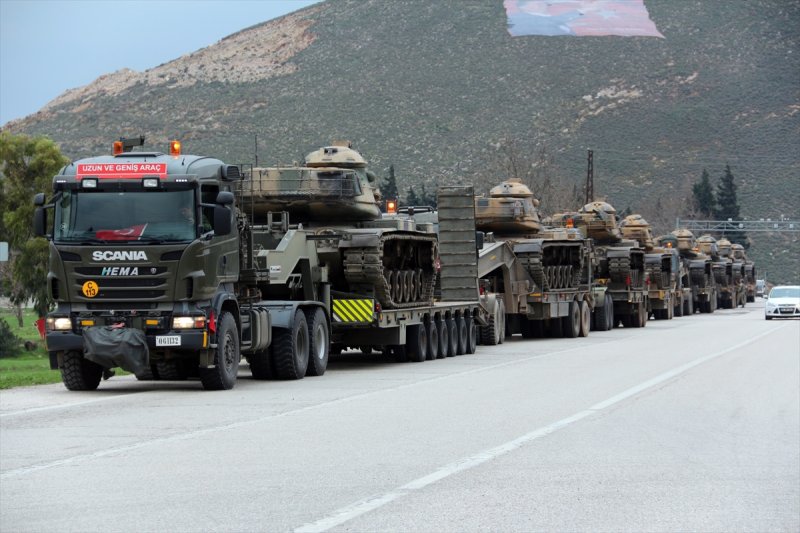 Suriye sınırına askeri sevkiyat sürüyor