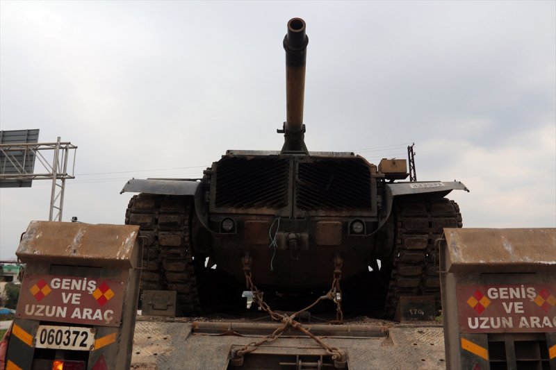 Suriye sınırına askeri sevkiyat sürüyor