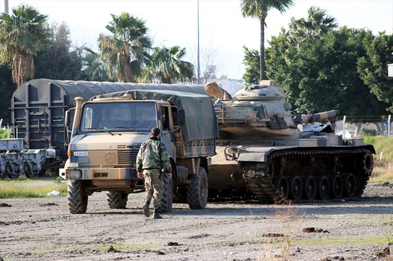 Suriye sınırına askeri sevkiyat sürüyor