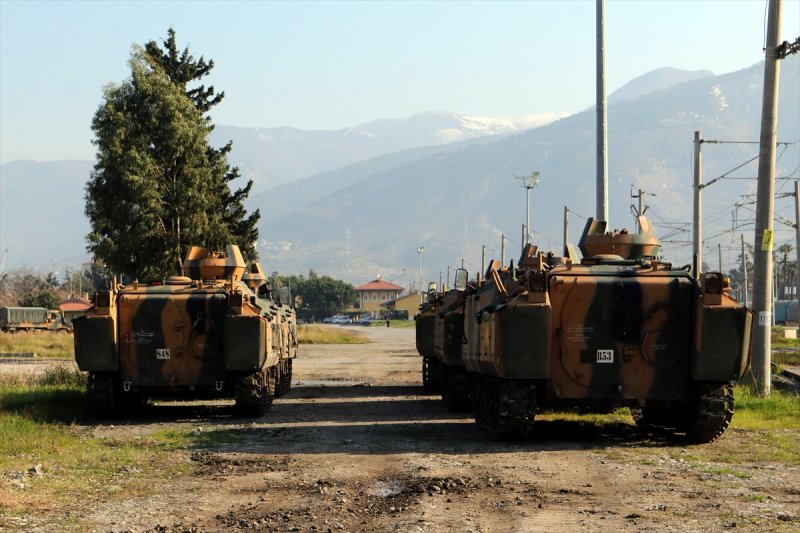 Suriye sınırına askeri sevkiyat sürüyor