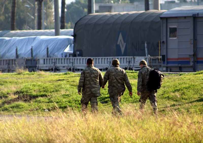Suriye sınırına askeri sevkiyat sürüyor