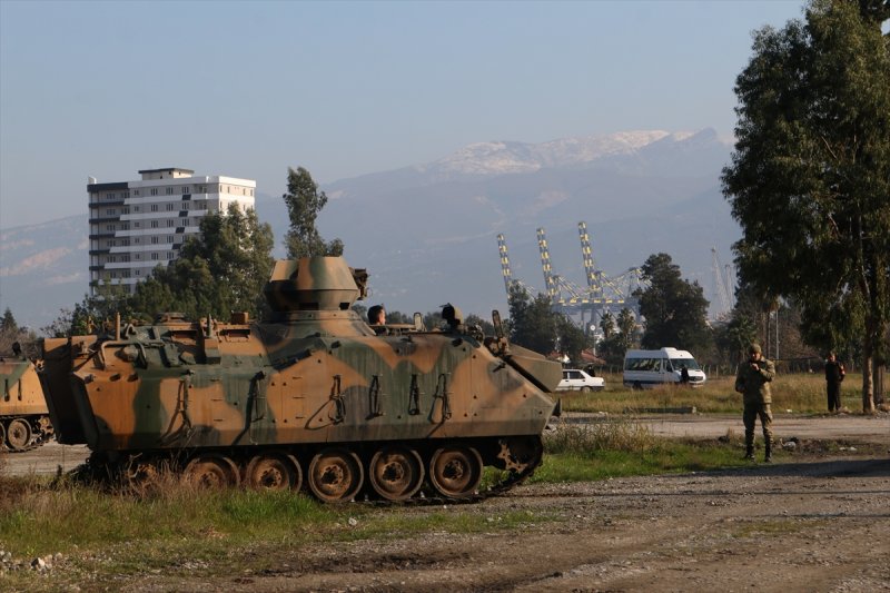 Suriye sınırına askeri sevkiyat sürüyor