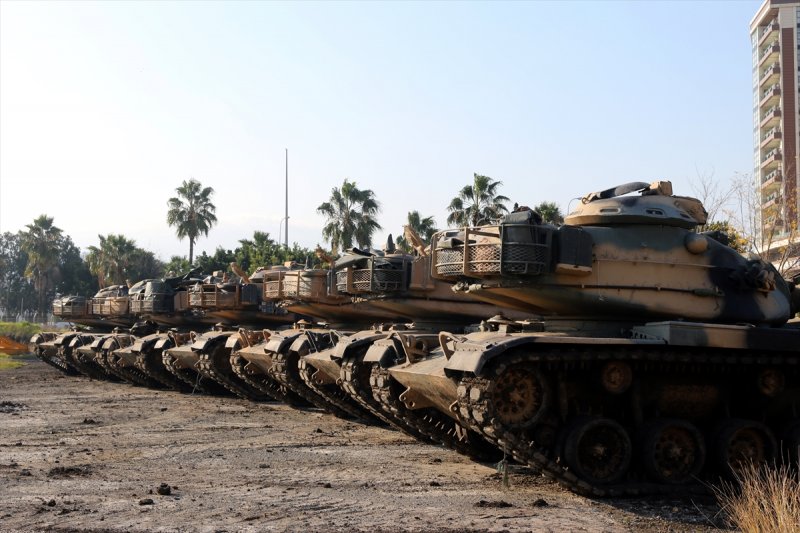 Suriye sınırına askeri sevkiyat sürüyor